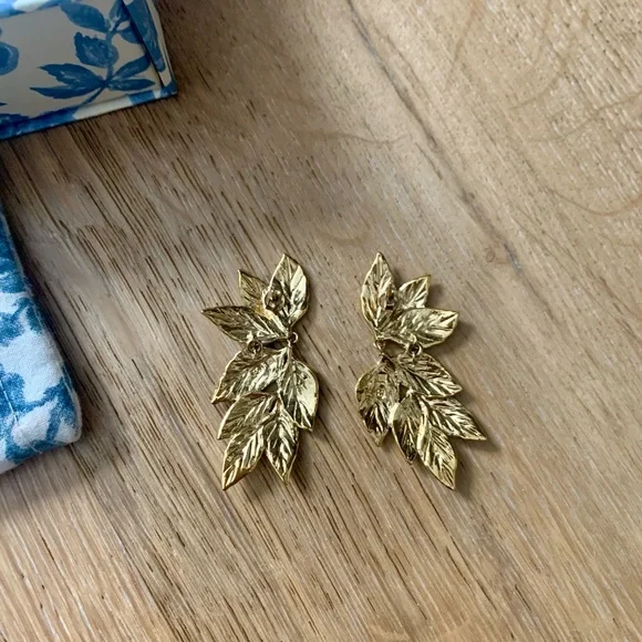 Sezane Bianca gold leaf drop earrings RARE - Picture 4 of 11